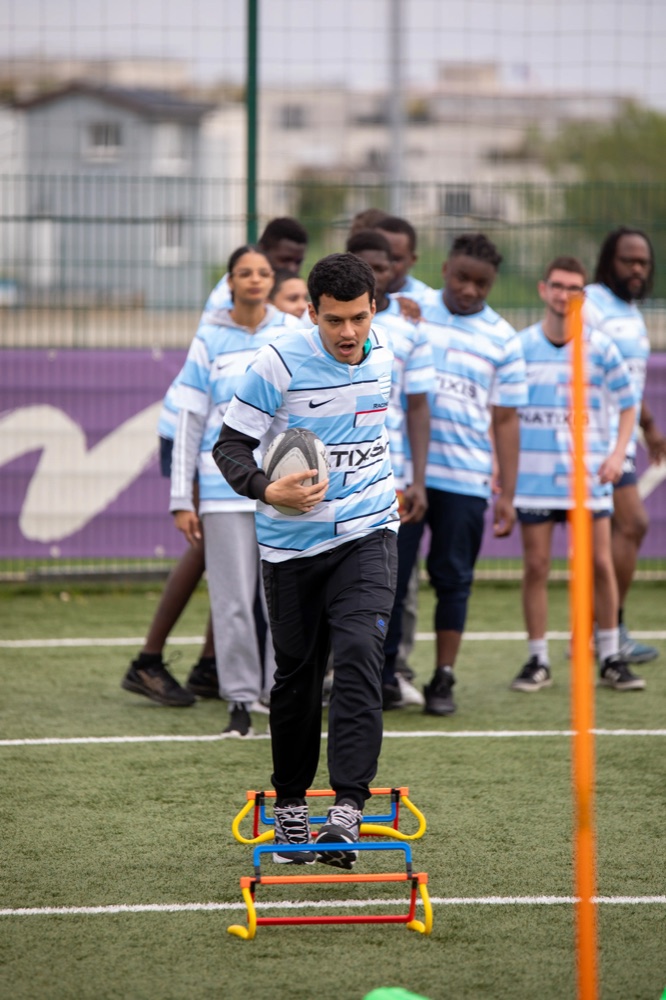 Un joueur balle en main lors d’un exercice de rugby adapté
